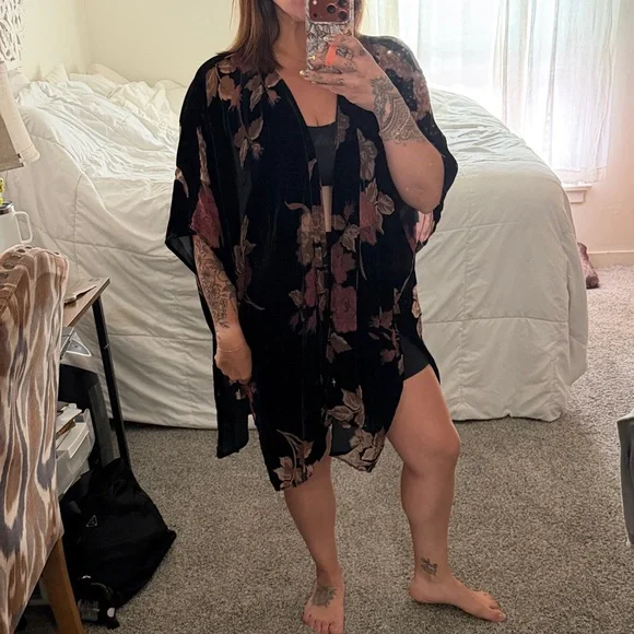 Black Floral Velvet & Sheer Kimono Cover-Up - Picture 2 of 7